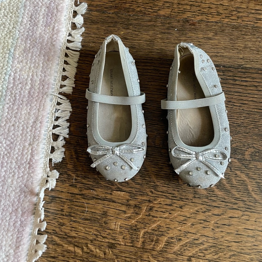 Stuart Weitzman girls silver sparkle shoes with crystals & a silver bow! Size 8